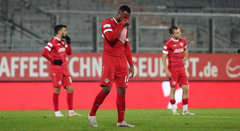 Frust pur nach Abpfiff: die Kickers-Spieler (von links) Dardan Karimani, Saliou Sané und Thomas Haas.