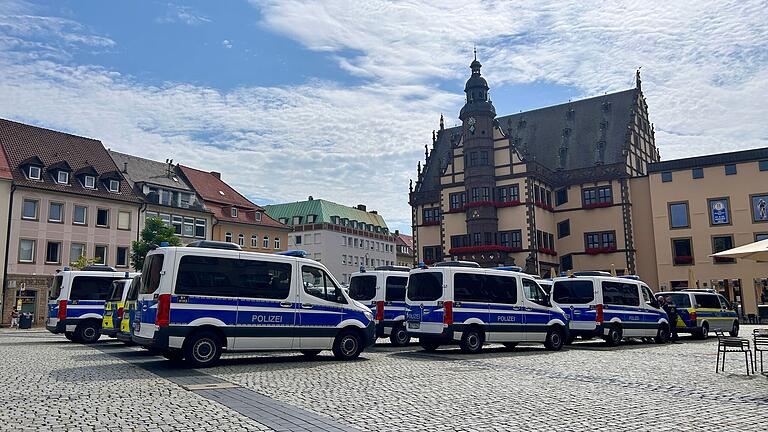 Zahlreiche Polizeifahrzeuge auf dem Schweinfurter Marktplatz: Die Beamten haben am Donnerstagvormittag großflächig das Areal um den Auffindeort eines toten 45-Jährigen abgesucht.&nbsp;