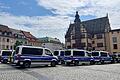 Zahlreiche Polizeifahrzeuge auf dem Schweinfurter Marktplatz: Die Beamten haben am Donnerstagvormittag großflächig das Areal um den Auffindeort eines toten 45-Jährigen abgesucht.&nbsp;