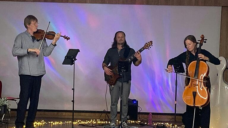 Auf dem Foto: Christoph Reuter, Samy Saemann und Birgit Saemann beim Konzert im Filmsaal der Auenschule. Auf dem Foto: Christoph Reuter, Samy Saemann und Birgit Saemann beim Konzert im Filmsaal der Auenschule.