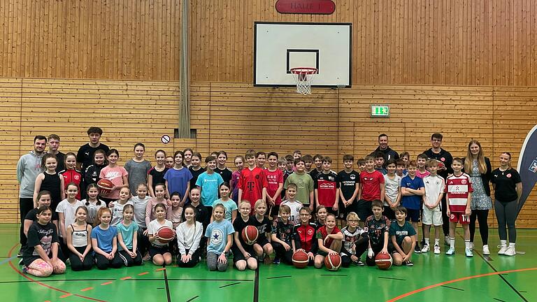 Das Jugendtrainerteam des Vereins Freak City Bamberg mit Schülerinnen und Schülern der fünften Jahrgangsstufe des Martin-Pollich-Gymnasiums Mellrichstadt sowie Julia Müller, Regionalleiterin Retailvertrieb der VR-Bank Main-Rhön.