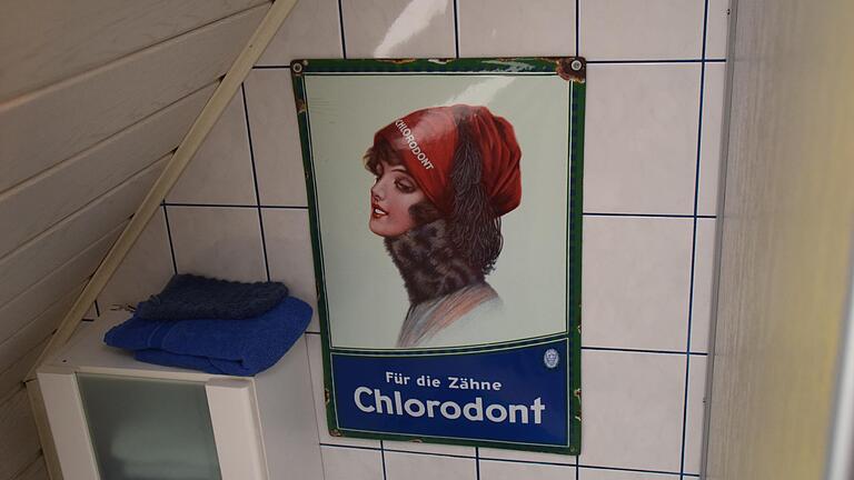 Blau verfugt ist das Bad, damit es zum Werbeschild von Chlorodont passt. Blau verfugt ist das Bad, damit es zum Werbeschild von Chlorodont passt.