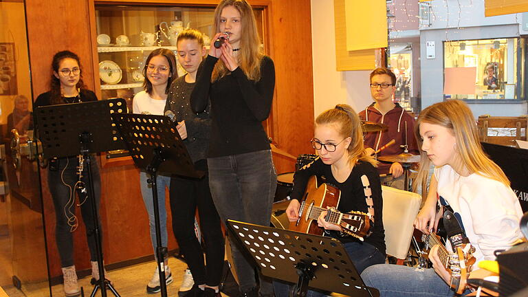 Bei der Premiere von 'Kultur meets Shopping' trat auch die Schulband des Friedrich-List-Gymnasiums auf. Bei der Premiere von 'Kultur meets Shopping' trat auch die Schulband des Friedrich-List-Gymnasiums auf.