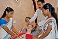 Dr. Jobin Joy Madukkakuzhy (Kerala) mit seinen indischen Therapeutinnen bei der Behandlung einer Patientin. : Archiv Sigismund von Dobschütz       -  Dr. Jobin Joy Madukkakuzhy (Kerala) mit seinen indischen Therapeutinnen bei der Behandlung einer Patientin. : Archiv Sigismund von Dobschütz