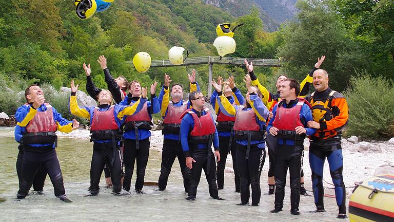 Gruppenbild nach der Rafting-Tour auf der Soca. Gruppenbild nach der Rafting-Tour auf der Soca.