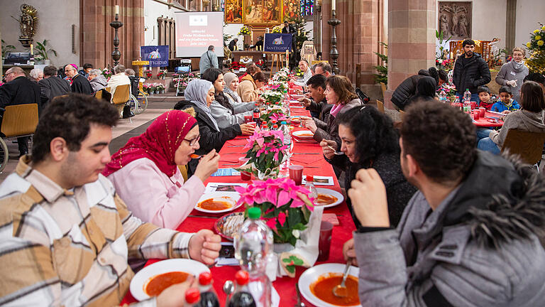 Das große Weihnachtsessen fand in der Würzburger Marienkapelle am ersten Weihnachtsfeiertag statt.
Das erste mal nach der Corona-Pandemie gab das traditionelle Essen für bedürftige Menschen wieder im gewohnten Rahmen. An ingesamt vier verschiedenen Standorten in Würzburg bekamen Menschen ein Essen spendiert.