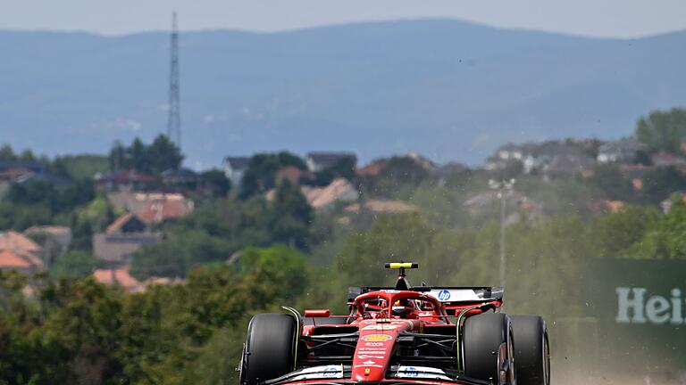 Vor dem Großen Preis in Ungarn       -  Der Spanier Carlos Sainz gibt im ersten Training das Tempo vor.