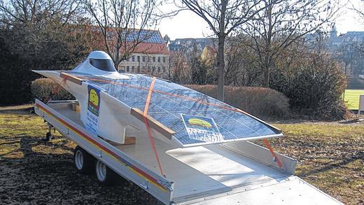 Elektro-Mobil-Treffen: Im Rahmen der Rimparer Solarmesse findet am Sonntag, 11. März, zum ersten Mal ein Elektro-Mobil-Treffen mit Ausstellung der Fahrzeuge statt. Ein solches Elektromobil ist bereits am Rimparer Ortseingang (von Versbach kommend) zu bestaunen.