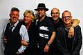 Manfred Mann kommt in die Posthalle       -  (Rö.)   Seit 40 Jahren besteht Manfred Mann's Earth Band; sie kommt im Rahmen ihrer Jubiläumstournee am Freitag, 7. Dezember, 20 Uhr, auch in die Posthalle. Der gebürtige Südafrikaner Manfred Mann hatte in den 1960er Jahren mehrere Pophits, ehe er 1971 seine Earth Band ins Leben rief, um sich anspruchsvollerer Rockmusik zu widmen. Mit der Springsteen-Nummer &bdquo;Blinded by the Light&ldquo;, Bob Dylans &bdquo;Mighty Quinn&ldquo; oder Bob Marley's &bdquo;Redemption Songs&ldquo; gelangen auch der Earth Band mehrere unsterbliche Hits. Live besticht die Band ebenso durch melodische Songs wie filigranen und geradlinigen Power-Rock. Von aktuellen Moden haben sich die immer wieder wechselnden Musiker dabei nie vereinnahmen lassen. In der aktuellen Besetzung ist mit Gitarrist Mick Rogers auch ein Earth-Band-Urgestein vertreten. Große Stücke hält der Bandleader auf den neuen Sänger Robert Hart, der auch schon bei &bdquo;Bad Company&ldquo; am Mikrofon stand. Den Fans verspricht der inzwischen 72-jährige Keyboarder Manfred Mann ein Best-of-Programm mit einigen Überraschungen. Karten gibt es an den bekannten Vorverkaufsstellen, im Internet unter www.sw-concerts.de, sowie an der Abendkasse.