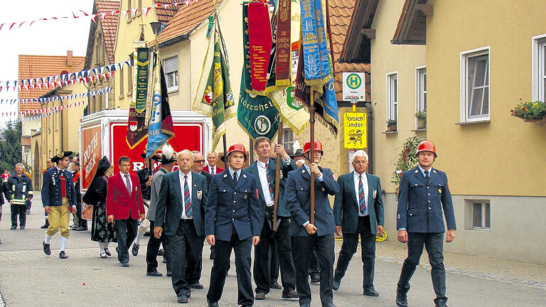 Festlich voran: Fahnenabordnung der Vereine beim Festumzug. Festlich voran: Fahnenabordnung der Vereine beim Festumzug.