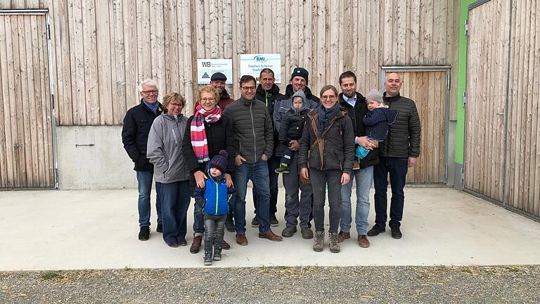 Die Mitglieder der Freien Wähler Gemeinschaft Karlstadt waren zu Besuch bei Milchbauer&nbsp;Martin Scheiner in Stadelhofen.