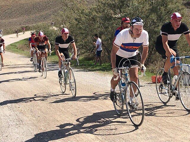 Mit stählernen Rennrädern über die weißen Straßen der Toskana geht es für die Radfahrer bei der Eroica immer wieder steil bergauf.&nbsp;