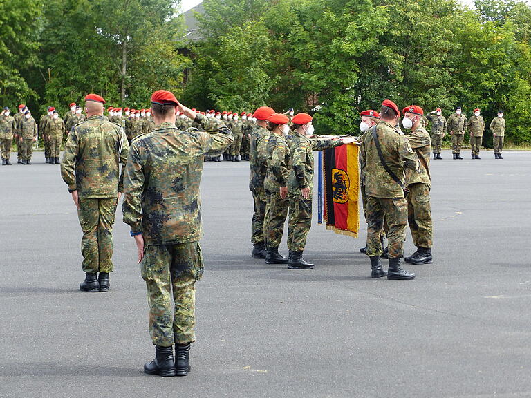 Stellvertretend für alle schwören sechs Soldaten den Eid auf die Truppenfahne.