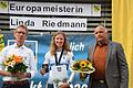 Freudestrahlend präsentiert Linda Riedmann ihre Goldmedaille und die Kommunale Ehrenmedaille der Gemeinde in Bronze. Bürgermeister Bertram Werrlein (rechts) und Berthold Väth (links), der Ehrenvorsitzende des Radfahrvereins Concordia Karbach, freuen sich mit der neuen Europameisterin.