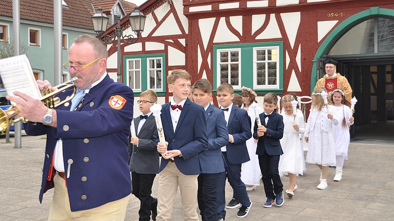 Festliche Erstkommunion in Stadtlaurigen, im Bild die Kinder vom Rathaus auf den Weg zur Kirche.