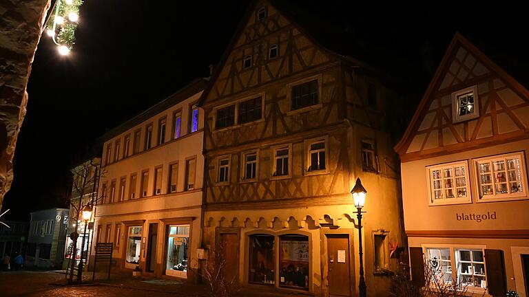 Das Götz-Haus auf dem Dettelbacher Marktplatz: Neben vielen Pflichtaufgaben ist die Sanierung die einzige Kür, die sich die Stadt gönnt.