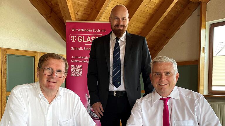 Bei der Vertragsunterzeichnung waren (von links) Wolfgang Seifert (Bürgermeister Wülfershausen), Frank Reichert (Landratsamt) und Thomas Weigand (Deutsche Telekom). Bei der Vertragsunterzeichnung waren (von links) Wolfgang Seifert (Bürgermeister Wülfershausen), Frank Reichert (Landratsamt) und Thomas Weigand (Deutsche Telekom).