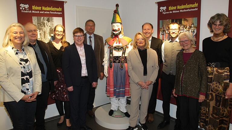 Viel Prominenz bei der Eröffnung der Ausstellung Rhöner Maskenfastnacht in Kitzingen mit (von links) Birgit Friedel, Wolfgang Steeger, Maja Schmidt, Birgit Erb, Vize-Landrat Robert Finster, Astrid Hedrich-Scherpf, Oberbürgermeister Stefan Güntner, Björn Denner, Christa Münch und Museumsleiterin Katrin Hesse.