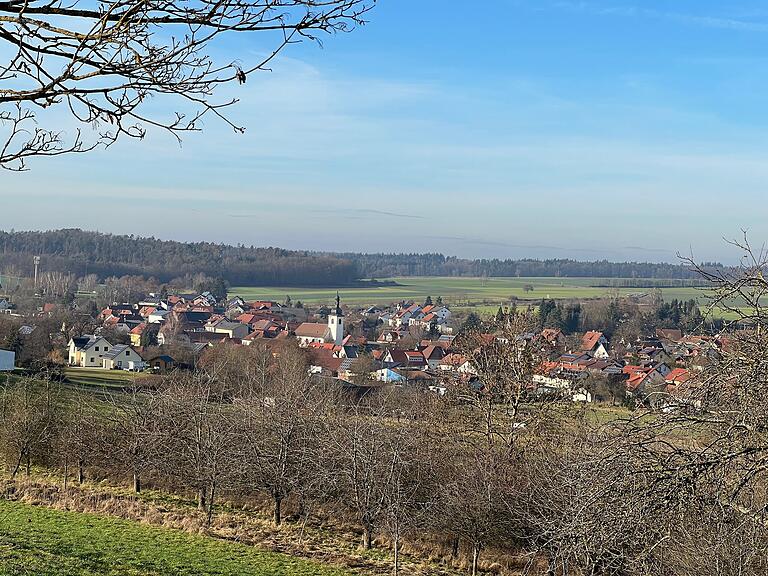 Ermershausen feiert in diesem Jahr sein 975-jähriges Bestehen. Zudem gibt es einen offiziellen Festakt anlässlich der Auszeichnung als 'Ort der Demokratie', die Ermershausen 2020 erhalten hat. Ermershausen feiert in diesem Jahr sein 975-jähriges Bestehen. Zudem gibt es einen offiziellen Festakt anlässlich der Auszeichnung als 'Ort der Demokratie', die Ermershausen 2020 erhalten hat.