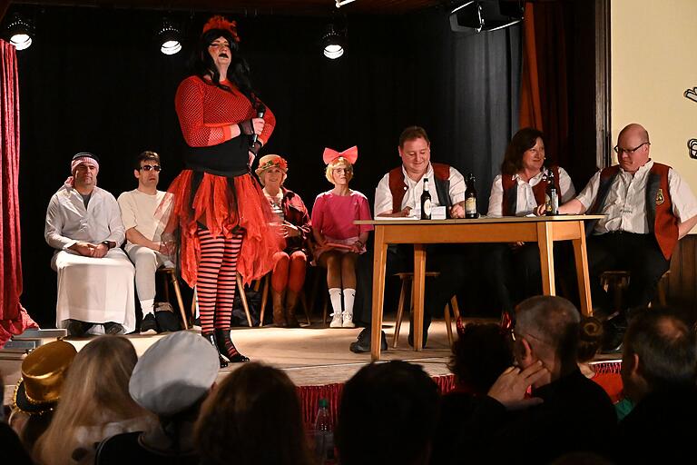 Die Musikapelle braucht einen neuen Sänger. Einer der Kandidaten war Lady Nina. Die Musikapelle braucht einen neuen Sänger. Einer der Kandidaten war Lady Nina.