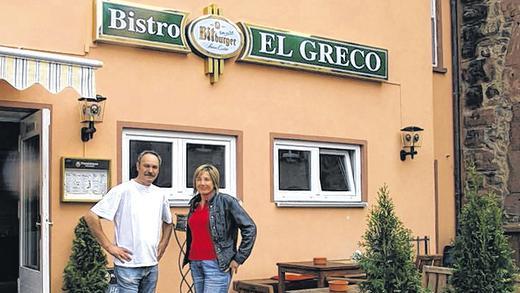 „El Greco“ für eine Pause - (lies) Eine Marktlücke in der Innenstadt schließen wollen Manuela und Ioannis Karapanagiotis mit dem Bistro „El Greco“, dem kleinen Ableger ihres Restaurants „Dionysos“ am Mühltorturm. Wer mittags eine Bratwurst oder eine Currywurst, ein halbes Hähnchen oder andere schnelle Speisen möchte, wird hier bedient – das war die Idee. Geöffnet jedoch ist bis in die Nacht. Man kann sich den Imbiss frisch zum Mitnehmen servieren lassen, aber auch im Lokal verweilen: Je 25 Plätze bietet „El Greco“, der Grieche, im Bistro und davor. In der offenen Küche bereitet meist Iorgos Fourkiotis die Gerichte und Salate. Eine Spezialität ist die Gyros-Pitta, kross gebratene Stückchen vom Fleischspieß im Fladenbrot, vor allem bei Griechenland-Urlaubern beliebt. Das Bistro hat Familie Karapanagiotis im vergangenen Jahr weitgehend selbst renoviert und unter anderem mit Fotos von Filmstars dekoriert. „El Greco“ ist ohne Ruhetag von 11 Uhr bis Mitternacht geöffnet; Bestellungen unter (0 93 51) 6 05 41 89. „El Greco“ für eine Pause - (lies) Eine Marktlücke in der Innenstadt schließen wollen Manuela und Ioannis Karapanagiotis mit dem Bistro „El Greco“, dem kleinen Ableger ihres Restaurants „Dionysos“ am Mühltorturm. Wer mittags eine Bratwurst oder eine Currywurst, ein halbes Hähnchen oder andere schnelle Speisen möchte, wird hier bedient – das war die Idee. Geöffnet jedoch ist bis in die Nacht. Man kann sich den Imbiss frisch zum Mitnehmen servieren lassen, aber auch im Lokal verweilen: Je 25 Plätze bietet „El Greco“, der Grieche, im Bistro und davor. In der offenen Küche bereitet meist Iorgos Fourkiotis die Gerichte und Salate. Eine Spezialität ist die Gyros-Pitta, kross gebratene Stückchen vom Fleischspieß im Fladenbrot, vor allem bei Griechenland-Urlaubern beliebt. Das Bistro hat Familie Karapanagiotis im vergangenen Jahr weitgehend selbst renoviert und unter anderem mit Fotos von Filmstars dekoriert. „El Greco“ ist ohne Ruhetag von 11 Uhr bis Mitternacht geöffnet; Bestellungen unter (0 93 51) 6 05 41 89.