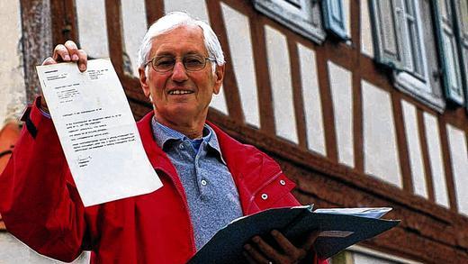 Mit &bdquo;Geburtsurkunde&ldquo;: Günther Geiling mit der offiziellen Benachrichtigung aus dem Jahr 1981, dass das JUZ ein &bdquo;e.V.&ldquo; ist.