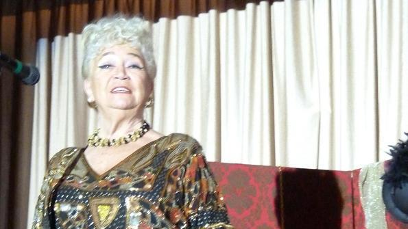 Chansons für den guten Zweck: Sängerin Eva von Fejer, 80 Jahre alt, präsentierte jedes ihrer Lieder in passenden Outfit.