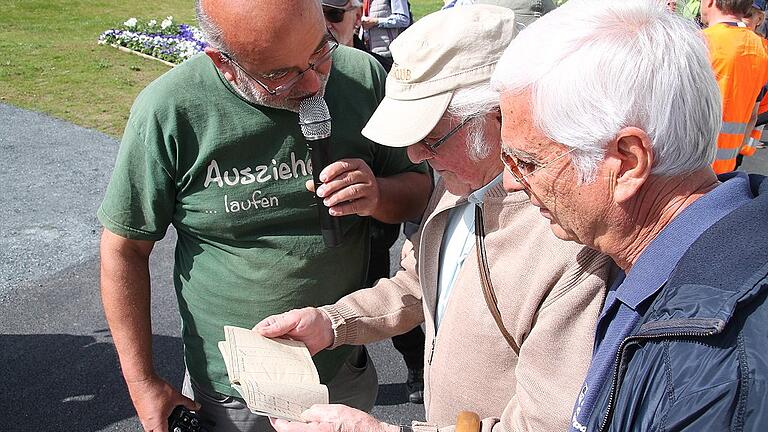 Viel Beachtung fand Alfred Hock mit seinem Flugbuch bei der Landesgartenschau in Würzburg. Dort wurde gezeigt, wie der Gummiseilstart in früheren Zeiten funktionierte. Links Moderator Frank Thies, rechts Heinz Gräf, der Ehrenvorsitzende des Flugsport-Clubs Würzburg. Viel Beachtung fand Alfred Hock mit seinem Flugbuch bei der Landesgartenschau in Würzburg. Dort wurde gezeigt, wie der Gummiseilstart in früheren Zeiten funktionierte. Links Moderator Frank Thies, rechts Heinz Gräf, der Ehrenvorsitzende des Flugsport-Clubs Würzburg.