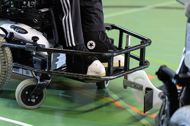 Die Schläger sind beim Powerchair Hockey entweder fest am Rollstuhl montiert, und können so nur durch Rollstuhlmanöver bewegt werden, oder sie werden von den Spielern frei mit der Hand geführt. Ein montierbarer Schläger besteht aus einer Halterung, einem Längsstück zum Schlagen des Balls und einem Querstück, mit dem man den Ball vorwärts führen kann. Die Schläger sind beim Powerchair Hockey entweder fest am Rollstuhl montiert, und können so nur durch Rollstuhlmanöver bewegt werden, oder sie werden von den Spielern frei mit der Hand geführt. Ein montierbarer Schläger besteht aus einer Halterung, einem Längsstück zum Schlagen des Balls und einem Querstück, mit dem man den Ball vorwärts führen kann.
