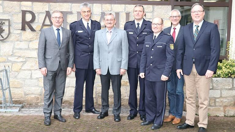 Armin Heid wurde in den Ruhestand verabschiedet. Im Bild: (von links): Christian Kremer (Bürgermeister Boxberg), Polizeidirektor Thomas Lüdecke, Polizeihauptkommisar i.R. Armin Heid, Polizeioberrat Burkhard von der Groeben, Elmar Haas (Bürgermeister Ahorn) und Thomas Maertens (Bürgermeister Lauda-Königshofen).