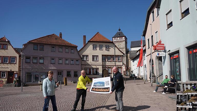Sie stellten die digitale Bischofsheimer Stadtrallye vor: (von links) Andrea Schmitt, Geschäftsführer Markus Seibel und Bürgermeister Georg Seiffert. Foto: Marion Eckert - Sie stellten die digitale Bischofsheimer Stadtrallye vor: (von links) Andrea Schmitt, Geschäftsführer Markus Seibel und Bürgermeister Georg Seiffert. Foto: Marion Eckert Sie stellten die digitale Bischofsheimer Stadtrallye vor: (von links) Andrea Schmitt, Geschäftsführer Markus Seibel und Bürgermeister Georg Seiffert. Foto: Marion Eckert - Sie stellten die digitale Bischofsheimer Stadtrallye vor: (von links) Andrea Schmitt, Geschäftsführer Markus Seibel und Bürgermeister Georg Seiffert. Foto: Marion Eckert
