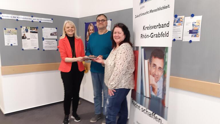 Auf dem Foto von links: Kreisgeschäftsführerin Lydia Vorndran, Robert Horz und Karin Steininger-Manske. Auf dem Foto von links: Kreisgeschäftsführerin Lydia Vorndran, Robert Horz und Karin Steininger-Manske.