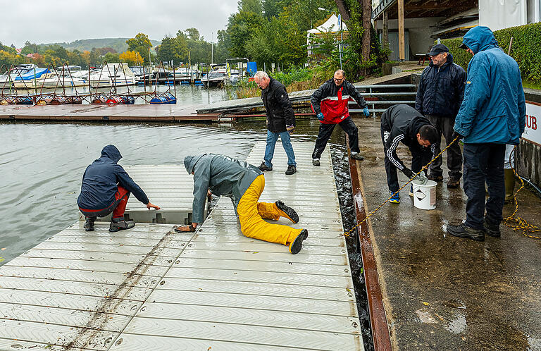 Bei strömendem Regen werden die Siegerpodeste ins Wasser gelassen, über die die Medaillengewinner zur Siegerehrung schreiten werden. Bei strömendem Regen werden die Siegerpodeste ins Wasser gelassen, über die die Medaillengewinner zur Siegerehrung schreiten werden.