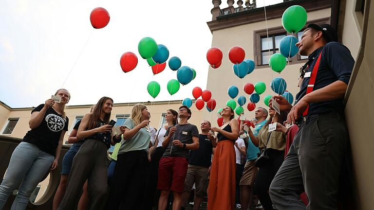 Im Zeichen der Demokratie:&nbsp; Beim Sommerempfang des Stadtjugendrings ließen die Jugendlichen Luftballons mit Baumsamen hochsteigen, um symbolisch Bäume der Demokratie zu pflanzen.