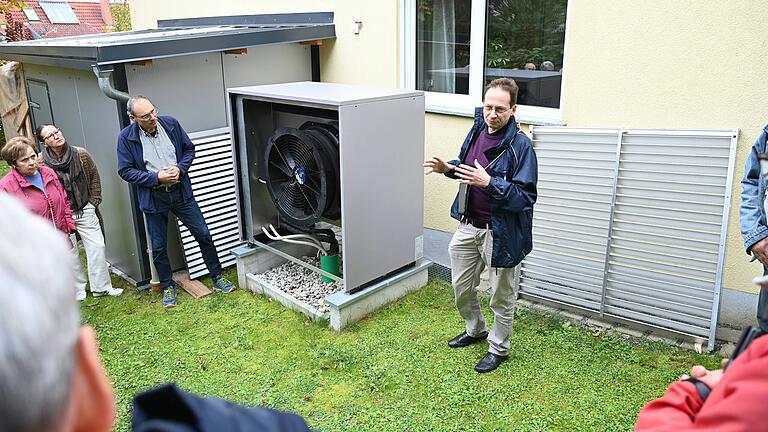 Herr Dürr erläutert einen Teil einer Wärmepumpe.