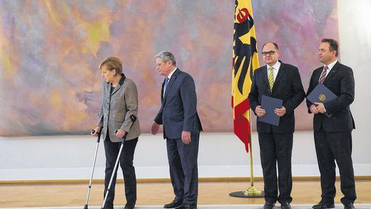 Der eine geht, der andere kommt: Bundespräsident Joachim Gauck und Bundeskanzlerin Angela Merkel haben Agrarminister Hans-Peter Friedrich (rechts) verabschiedet und Christian Schmidt (Zweiter von rechts) als seinen Nachfolger begrüßt.