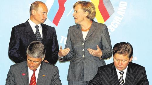 Doch kein Deal: Wegen der politischen Eiszeit zwischen Deutschland und Moskau kommt ein geplantes Geschäft zwischen BASF (links im Bild Vorstandschef Jürgen Hambrecht neben dem Gazprom-Vorstandsvorsitzenden Alexei Miller) und Gazprom nicht zustande.