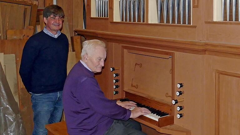 Der 90-jährige Jubilar Norbert Krieger an einer selbst gebauten Orgel in seiner Werkstatt. Daneben sein Neffe und Nachfolger Wolfram Kuhn.