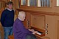 Der 90-jährige Jubilar Norbert Krieger an einer selbst gebauten Orgel in seiner Werkstatt. Daneben sein Neffe und Nachfolger Wolfram Kuhn.