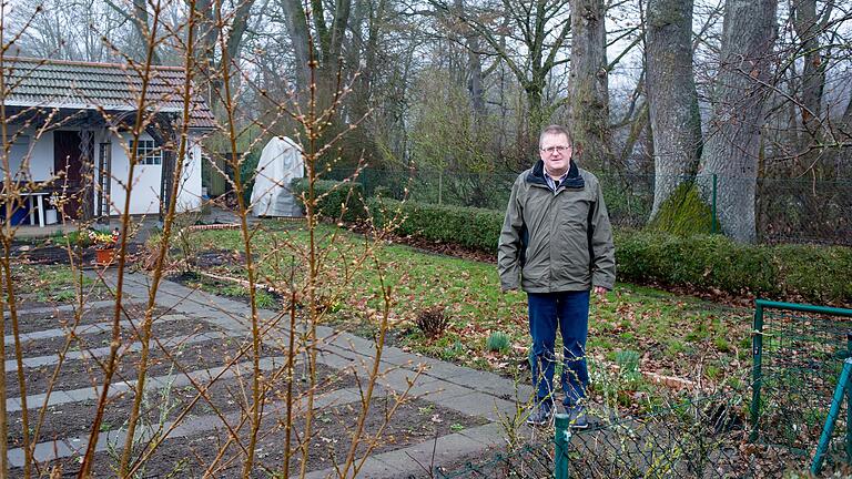 Oskar Keß beklagt den Laubfall dreier Bäume, die außerhalb seines Kleingartens am Baggersee in Schweinfurt stehen und ihre Blätter auf seinen Garten abwerfen.