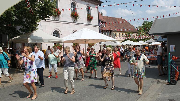 Die Sommeracher Seniorentanzgruppe