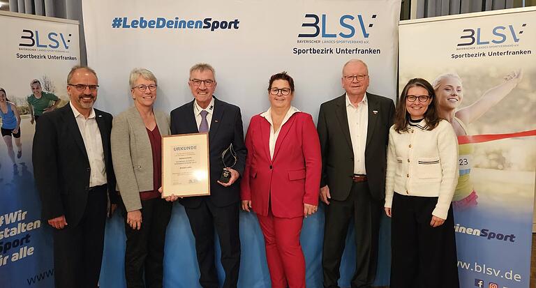 Über den&nbsp;Raymund Schmitt-Preis freute sich Bezirkssieger Edgar Lang (von links): Klaus Greier (Bezirksvorsitzender), Gertrud und Edgar Lang (Bezirkssieger), Alexandra Krohnen (stellvertretende Bezirksvorsitzende), Karl-Heinz Hübner (stellvertretender Bezirksvorsitzender) und Sabine Sitter (Landrätin Main-Spessart).