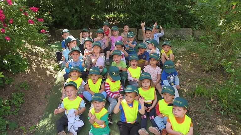 Strahlende Kinder mit dem neuen Sonnenschutz.