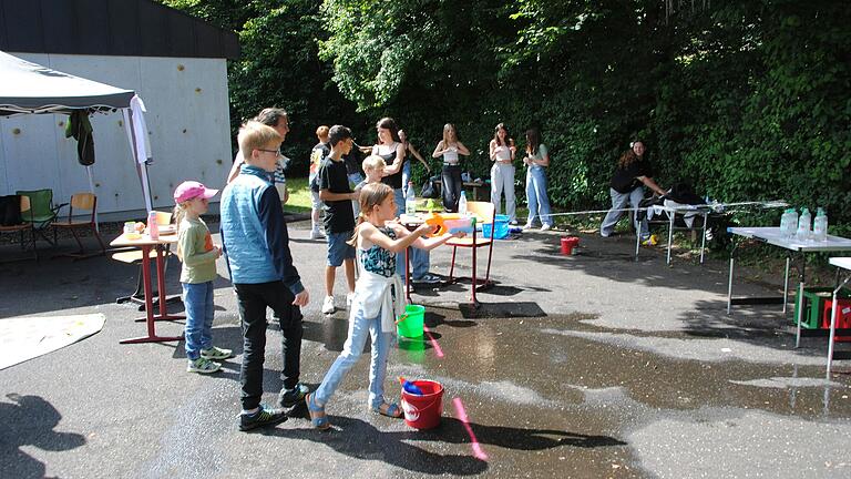 Wasserspiele für Groß und Klein gab es beim Schulfest.