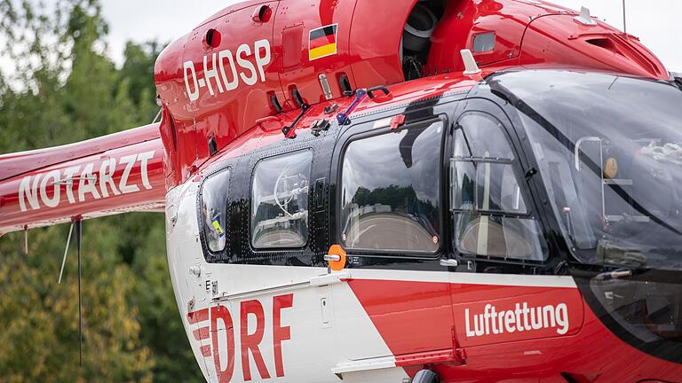 Pilotprojekt der DRF-Luftrettung für Flüge ohne Sicht       -  Die 18 Jahre alte Mitfahrerin wurde laut Polizei mit lebensgefährlichen Verletzungen zu einer Klinik geflogen. (Symbolbild)