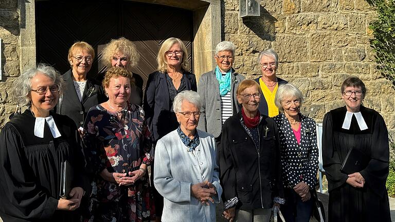 Bei strahlendem Sonnenschein stellten sich die Jubilarinnen flankiert von Pfarrerin Gerhild Ehrmann (links) und Pfarrerin Susanne Ress (rechts) vor dem Kirchenportal auf.