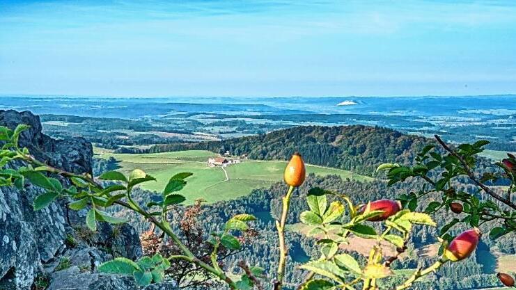 Die Rundumsicht vom felsigen Gipfel der Milseburg ist wohl die schönste in der ganze Rhön.