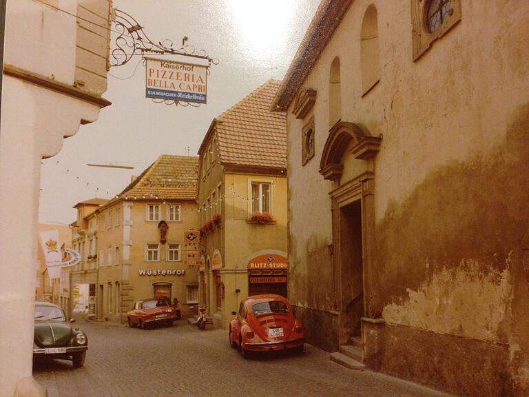Ein Bild aus den 1970- oder 1980er-Jahren: wildes Parken in der Spitalstraße. Ein Bild aus den 1970- oder 1980er-Jahren: wildes Parken in der Spitalstraße.