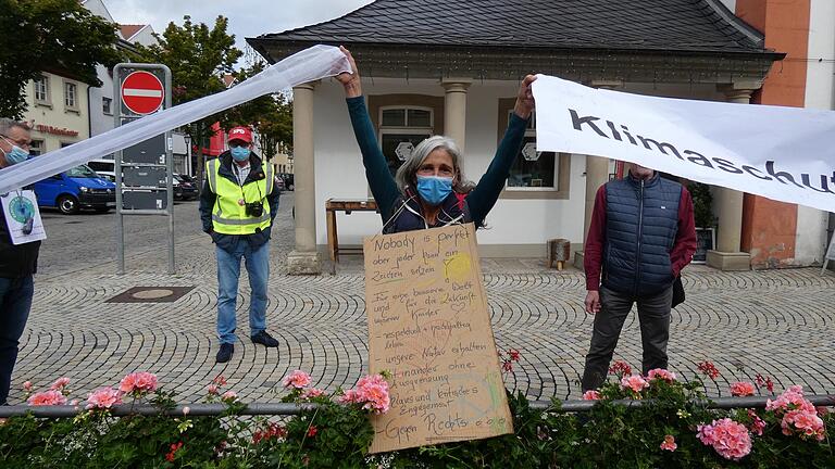 Unter anderem mit La-Ola-Wellen machten die Demonstranten auf sich aufmerksam.