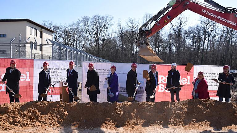 Beim Spatenstich zum Erweiterungsbau der Forensik Werneck waren dabei: (von links) Wernecks Bürgermeister Sebastian Hauck, Landrat Florian Töpper, MdL Steffen Vogel, Bezirkstagspräsident Erwin Dotzel, Dr. Dorothea Gaudernack, Dr. Roland Schaumann, Krankenhausdirektor Alfred Stäblein, Architekt Tobias Schwarz, die Bezirksräte Eva-Maria Linsenbreder und Stefan Funk.